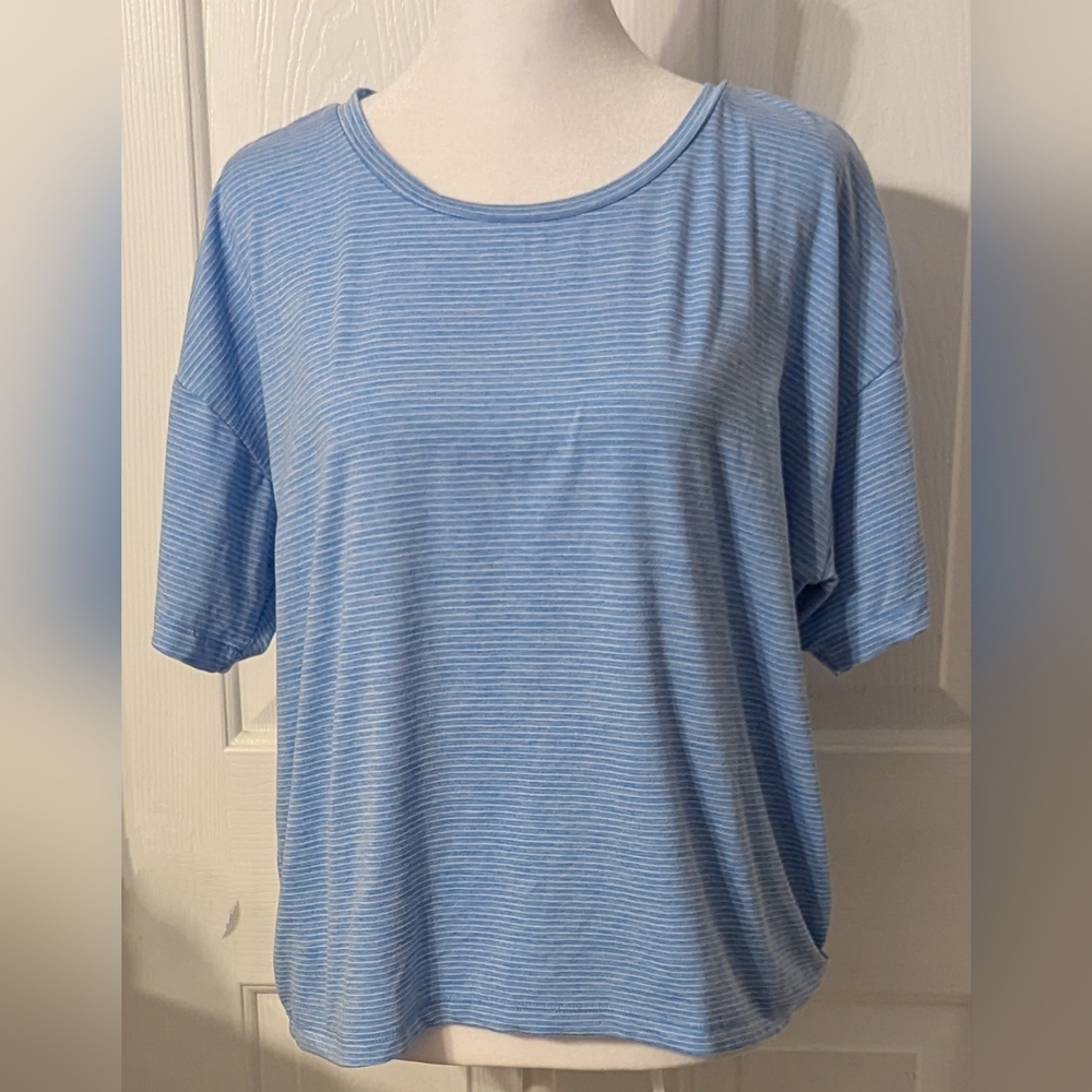 Gapfit blue and white striped short sleeve shirt Sz: L